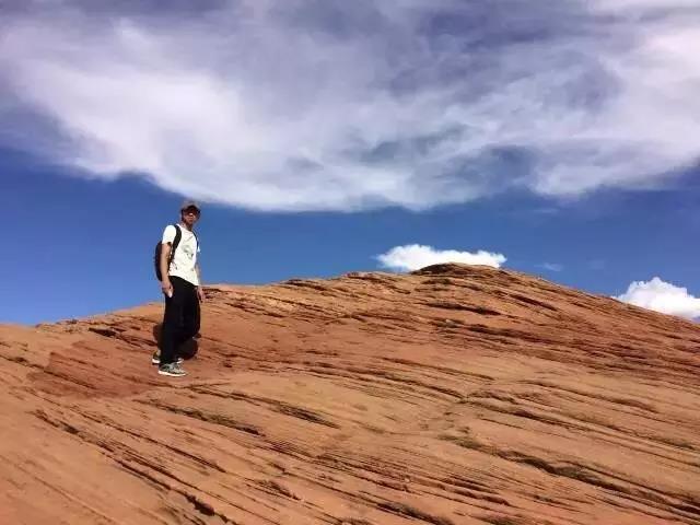 2015年，第三屆華宇青年獎(jiǎng)獲獎(jiǎng)藝術(shù)家楊健，由華宇集團(tuán)資助的項(xiàng)目“大盆地聲音”（暫定名）實(shí)施中